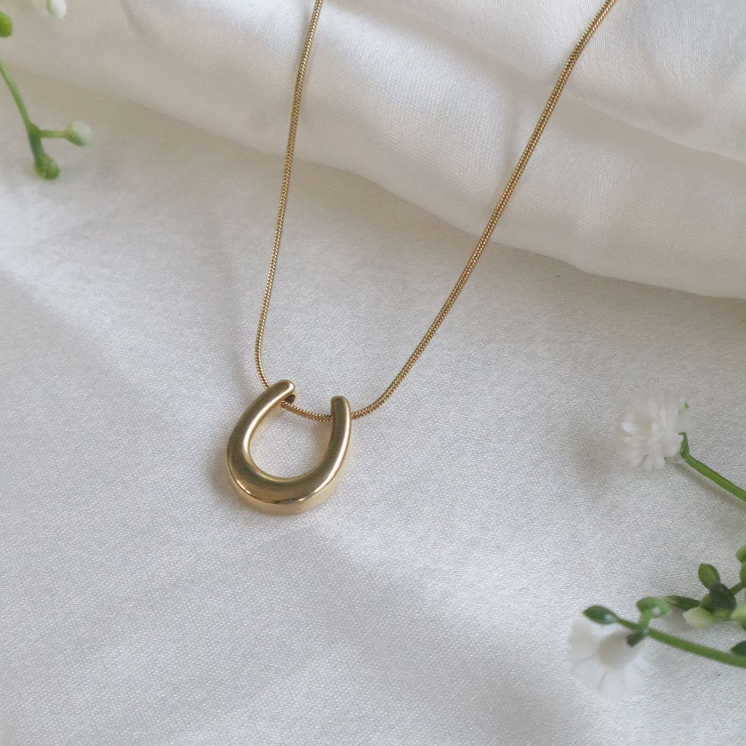 18K Gold Plated Horseshoe Pendant Necklace (Anti Tarnish)