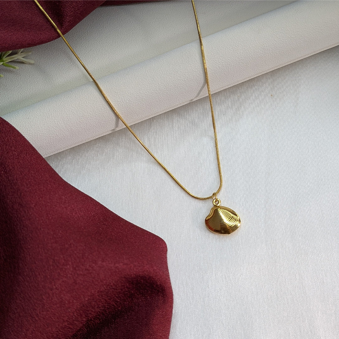 18K Gold Finish Beach Inspired Shell Pendant for Girls & Women (Anti Tarnish)
