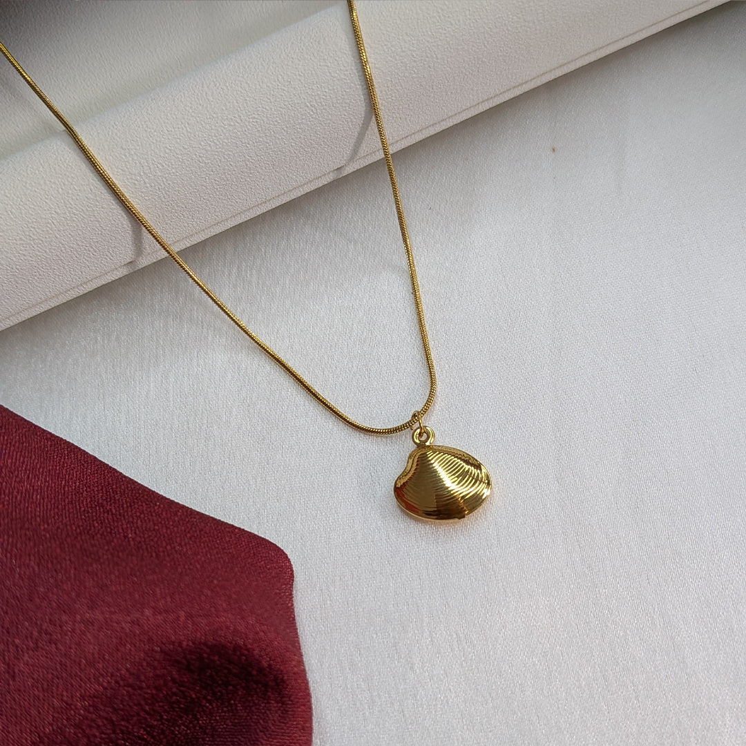 18K Gold Finish Beach Inspired Shell Pendant for Girls & Women (Anti Tarnish)
