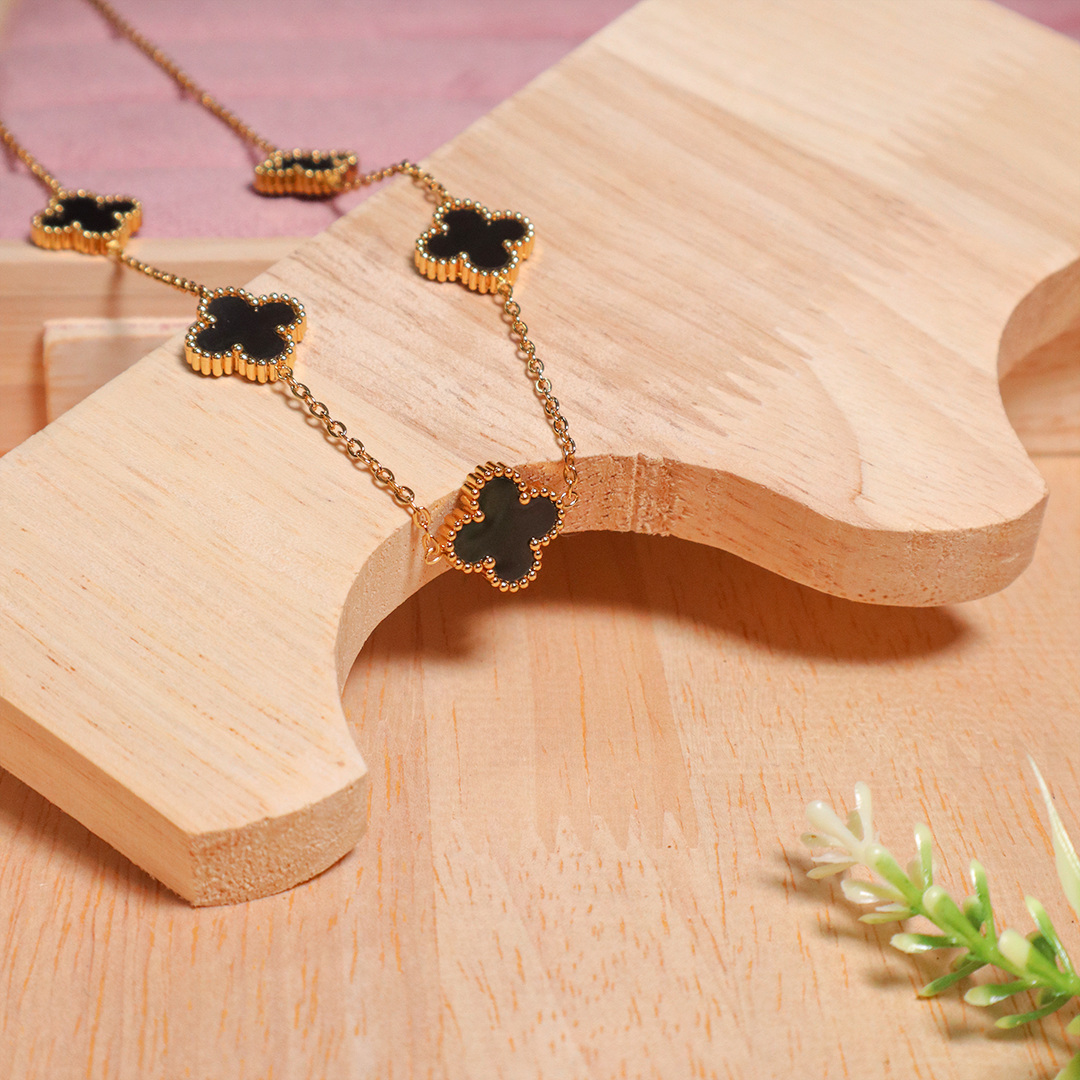 18K Gold Plated Five Leaf Flower Pendant Necklace (Anti-Tarnish)