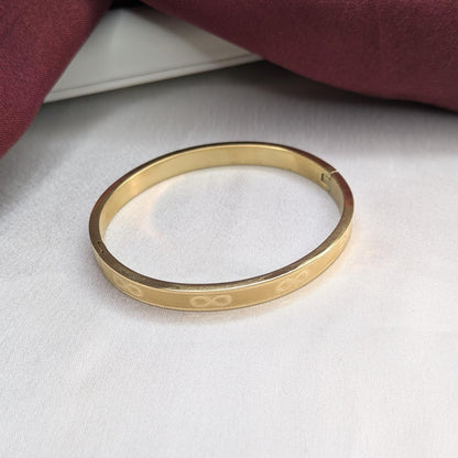 18K Gold Finish Classical Infinite Pattern Bracelet (Anti Tarnish) For Girls & Women