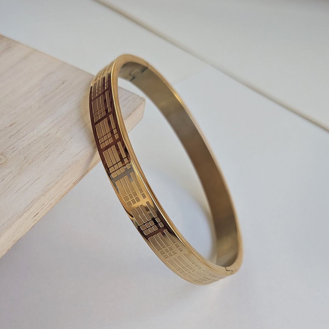 Unique Linear Grid Engraved Design Stainless Steel Bracelet For Men & Women