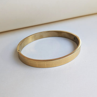 Unique Linear Grid Engraved Design Stainless Steel Bracelet For Men & Women