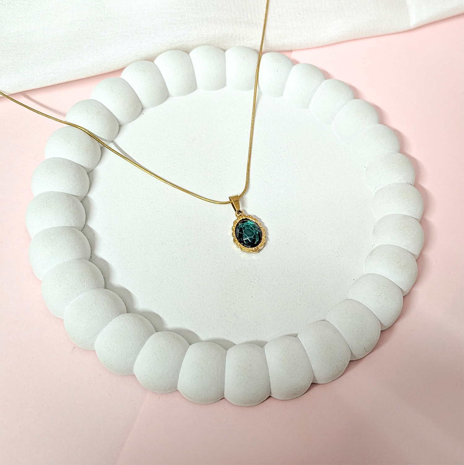 Prominent Crystal Oval Shape Mirror Pendant for Girls & Women's