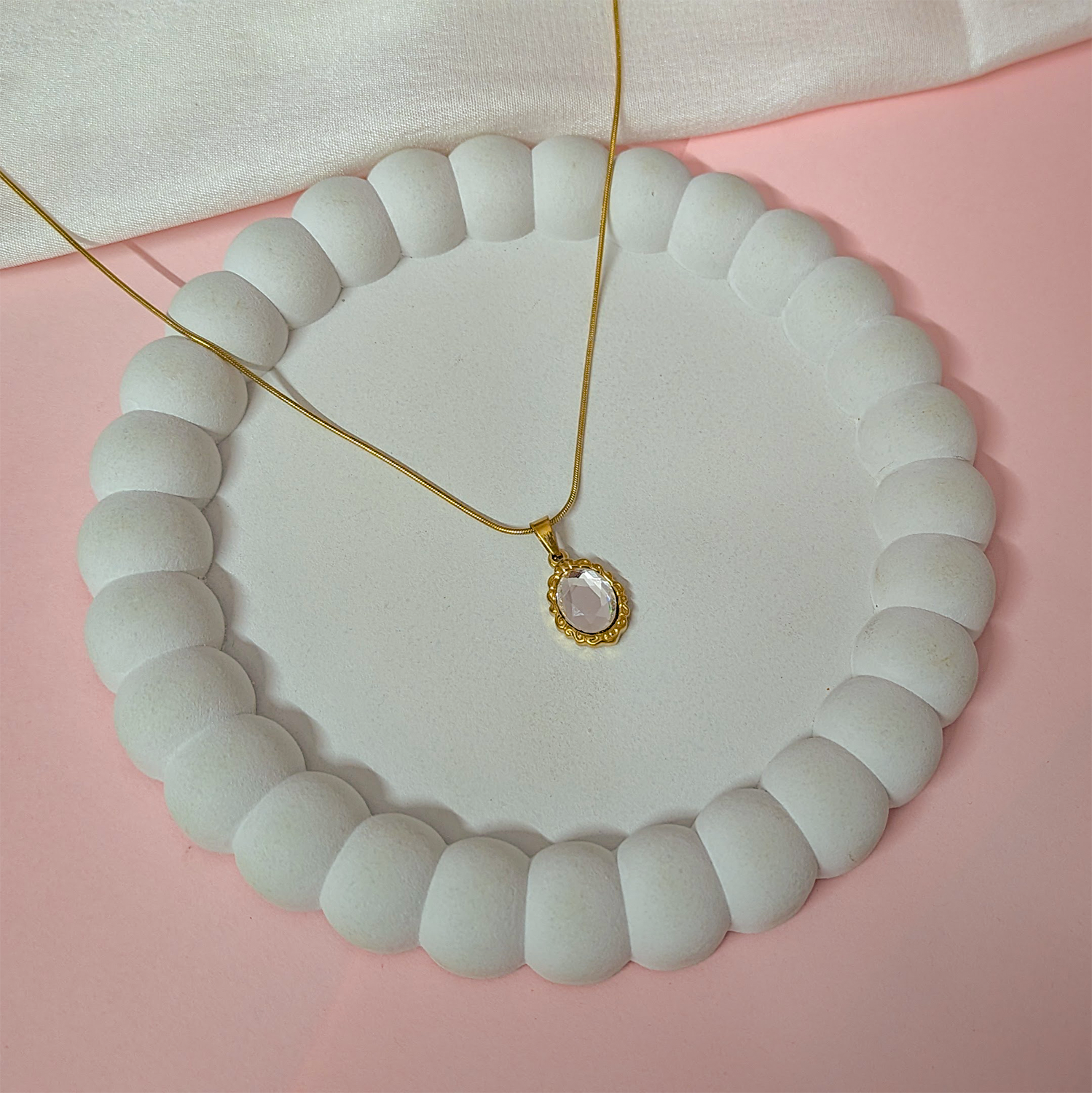 Prominent Crystal Oval Shape Mirror Pendant for Girls & Women's